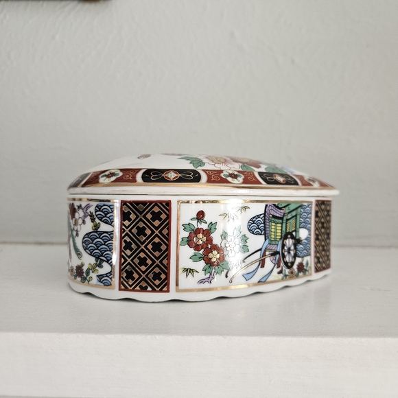 Vintage Japanese Imari Style Heart Shaped Trinket Box - Picture 8 of 11